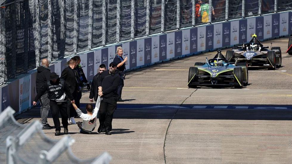  Formula E: Ακτιβιστές εμπόδισαν την εκκίνηση και έφυγαν σηκωτοί